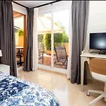 Διαμέρισμα Modern Next To Pool *